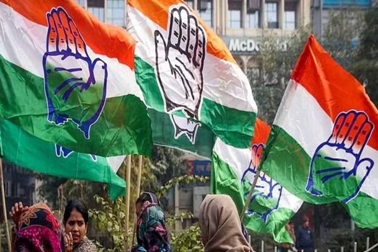 अब कांग्रेस के कार्यक्रमों में नेता सिर्फ भाषण देने मंच पर जाएंगे, बैठने की कुर्सिंयां मंच के सामने लगेंगी