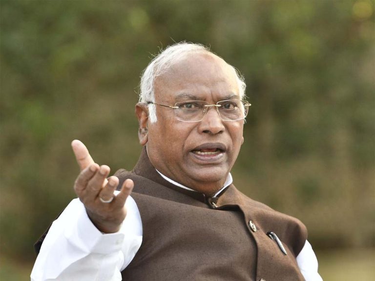 मल्लिकार्जुन खरगे ने कहा- पाप पर पर्दा डालने के लिए कांग्रेस को निशाना बना रही सरकार
