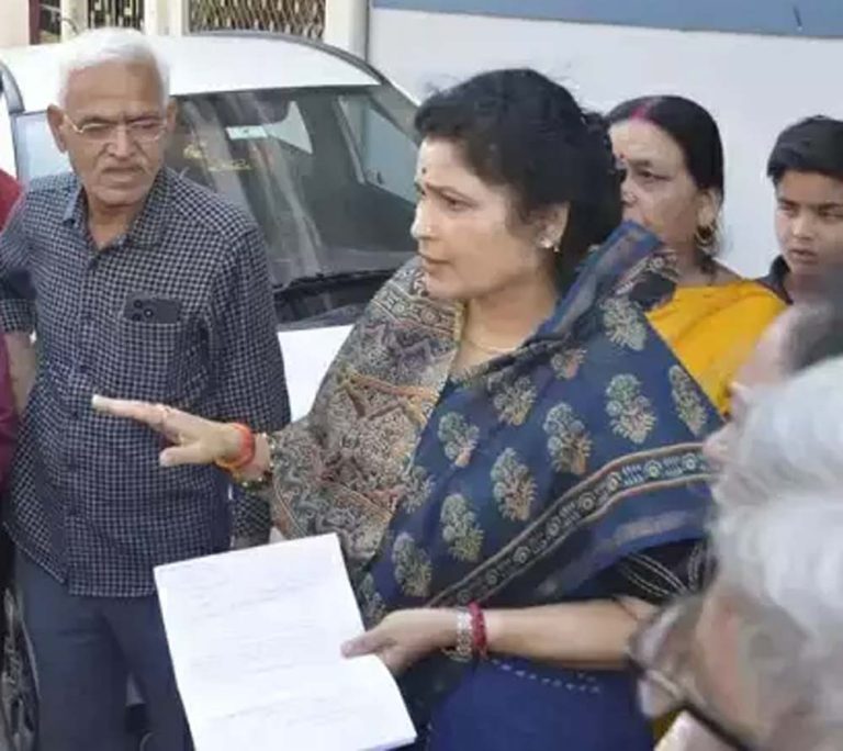 राज्यमंत्री श्रीमती गौर ने अधिकारियों को फटकार लगाते हुए कर्मचारियों ने कार्य प्रणाली में सुधार नहीं किया, तो कार्रवाई की जायेगी