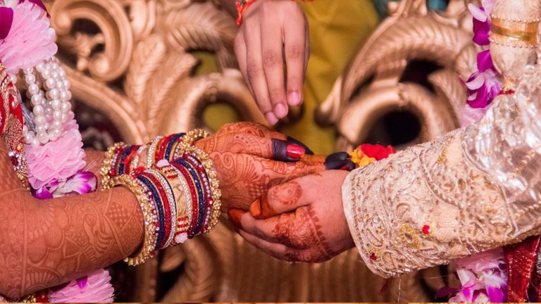 सालढाना में पसंद से शादी करना उपसरपंच को महंगा पड़ा , दस गावों की पंचायत ने  सवा लाख का जुर्माना लगाया