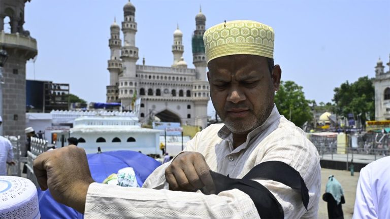 संभल में काली पट्टी बांध कर जुमे की नमाज अदा करने पहुंचे नमाजी, पाकिस्तान के खिलाफ नारेबाजी की