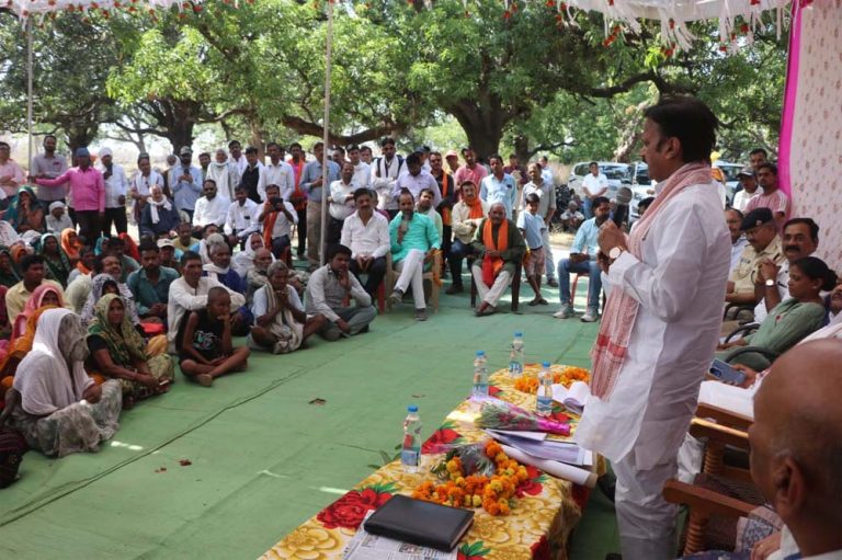 उप मुख्यमंत्री शुक्ल शहडोल की ग्राम पंचायत टिहकी में जल गंगा संवर्धन अभियान की जन-चौपाल में हुए शामिल