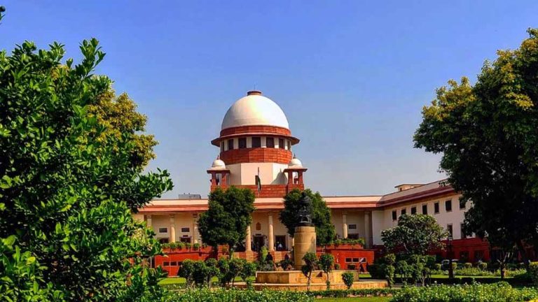 केंद्र सरकार ने सुप्रीम कोर्ट से वक्फ संशोधन की वैधता को चुनौती देने वाली याचिकाओं को खारिज करने की मांग की