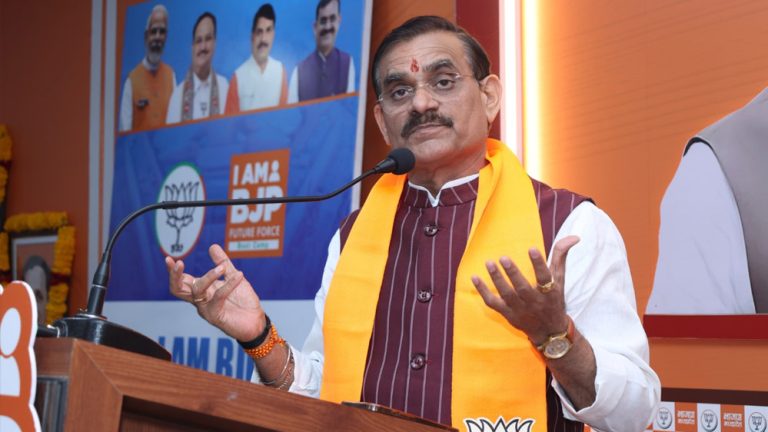 कांग्रेस ने भ्रष्टाचार किया, नेशनल हेराल्ड के शेयर की हेराफेरी की और फिर संपत्ति बनाई: वीडी शर्मा