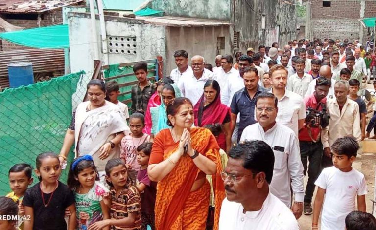 ताप्ती बेसिन मेगा रिचार्ज परियोजना के एमओयू बाद योजना की सूत्रधार अर्चना चिटनिस ने ताप्ती तट पहुंचकर किया नमन