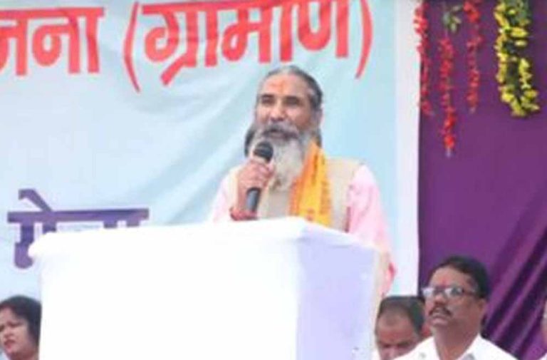कांकेर लोकसभा सांसद भोजराज पीएचई इंजीनियर से बोले – ठेकेदार पर कार्रवाई नहीं करते कमीशन खाते हो