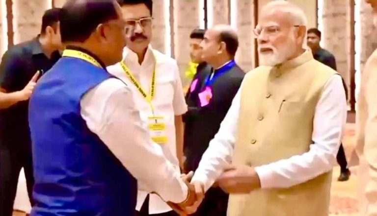 मुख्यमंत्री साय का थामा हाथ थामते हुए प्रधानमंत्री मोदी ने कहा – छत्तीसगढ़ की बात अभी बाकी है