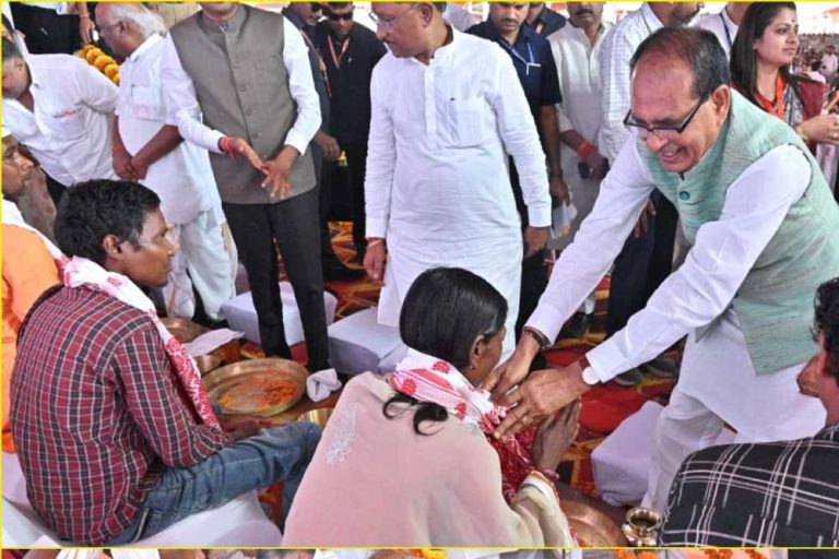 केंद्रीय मंत्री शिवराज सिंह, मुख्यमंत्री  विष्णु देव साय और अन्य मंत्रियों ने पीएम आवास के हितग्राहियों के पाँव पखारे