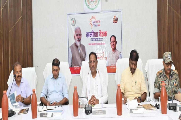 मुख्यमंत्री ने दंतेवाड़ा और बीजापुर जिले के अधिकारियों की संयुक्त बैठक में विकास कार्यों की समीक्षा की