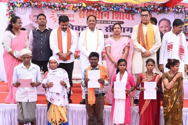 मुख्यमंत्री देव साय मोहला-मानपुर-अंबागढ़ चौकी जिले के मानपुर ब्लॉक में  सीतागांव समाधान शिविर में हुए शामिल