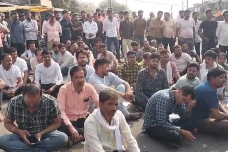 सिवनी में दो युवकों की चाकू से गोदकर हत्या, गुस्साए परिजन और ग्रामीणों ने हमलावरों को पकड़कर शराब दुकान में आग लगा दी