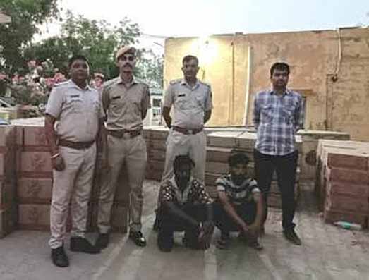 पशु आहार की आड़ में हो रही थी शराब की तस्करी करते पुलिस ने दो आरोपिओ किया गिरफ्तार