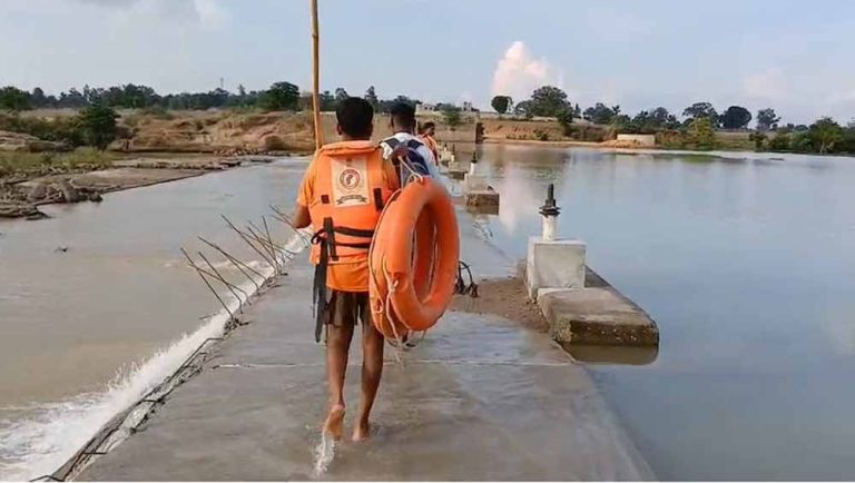 सूरजपुर के एनीकट में नहाने गए दो बच्चे डूबे, रेस्क्यू ऑपरेशन जारी