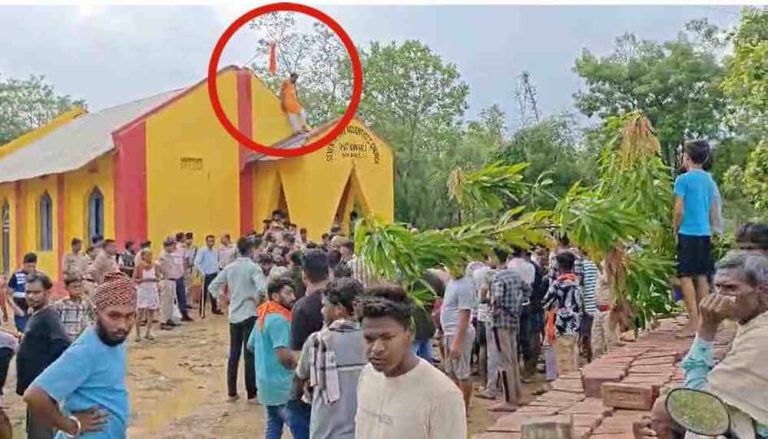 रायगढ़ में हनुमान मंदिर तोड़ा : बजरंग दल ने जमकर किया हंगामा, आक्रोशित लोगों ने चर्च पर फहराया भगवा