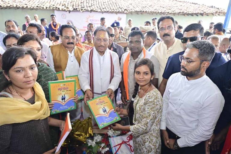 बच्चों से आत्मीयता से मिले, आंगनबाड़ी की व्यवस्थाओं का लिया जायजा