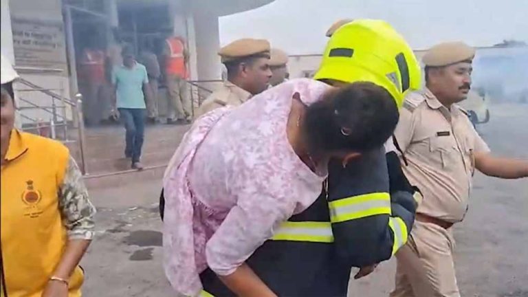 पाकिस्तान से सटे राज्यों में मॉक ड्रिल, सायरन बजा, लोगों को स्ट्रेचर पर लेकर गए