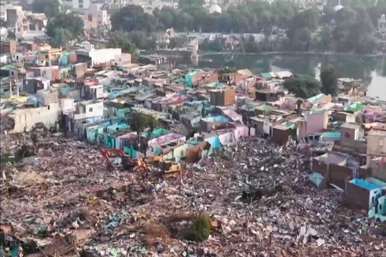 प्रशासन ने एक ही दिन में पत्थर-पत्थर कर डाले 8500 घर, गुजरात में 50 बुलडोजरों का कहर