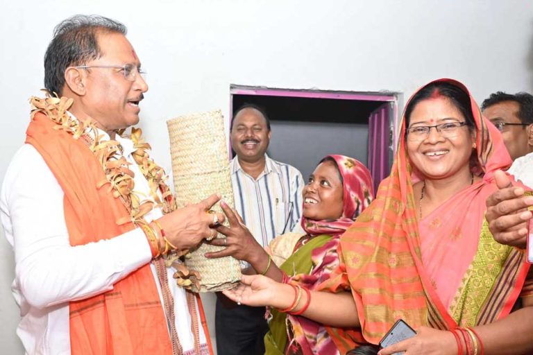 परिवार ने पारंपरिक रीति रिवाज और सरई फूल की माला से मुख्यमंत्री का किया स्वागत