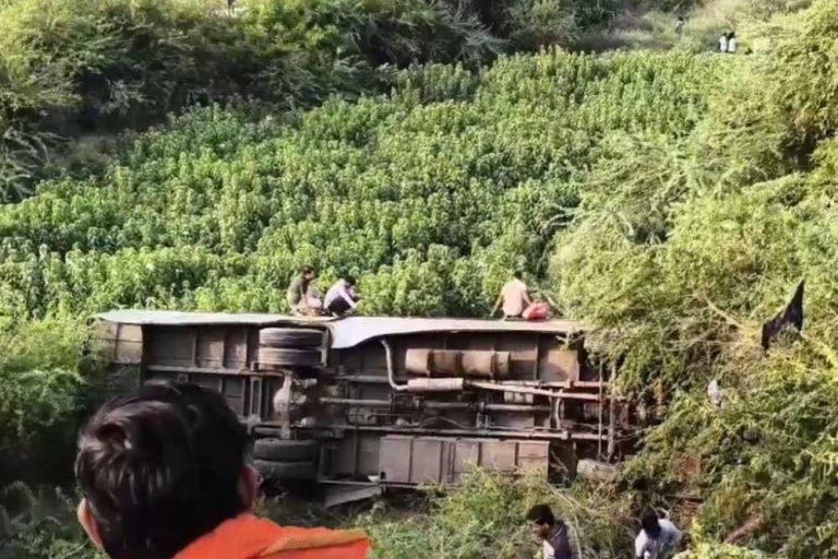भिंड-इटावा NH 719 पर भीषण दुर्घटना ,अनियंत्रित होकर खाई में गिरी बस, कई यात्री घायल