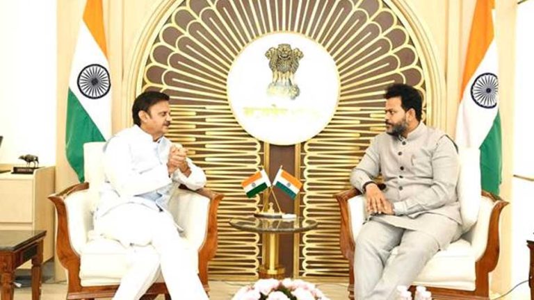उप मुख्यमंत्री राजेन्द्र शुक्ल ने नई दिल्ली में केंद्रीय नागरिक उड्डयन मंत्री किंजरापु राम मोहन नायडू से सौजन्य भेंट की