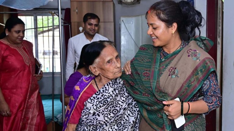 मंत्री श्रीमती लक्ष्मी राजवाड़े ने वरिष्ठजन आश्रम का किया औचक निरीक्षण व्यवस्थाओं में सुधार के दिए निर्देश