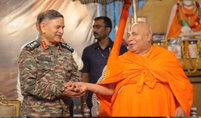 आर्मी चीफ ने रामभद्राचार्य से ली राम मंत्र की दीक्षा, दक्षिणा में जगद्गुरु ने मांग लिया POK