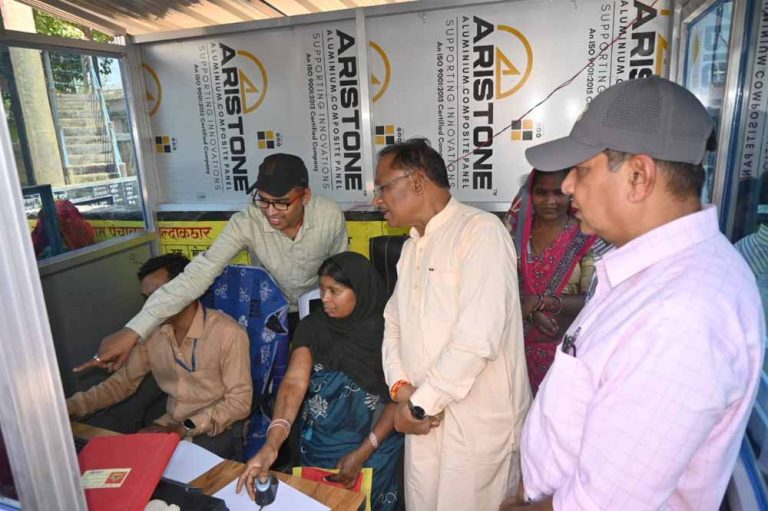अटल डिजिटल केंद्र का मुख्यमंत्री साय ने किया अवलोकन, बल्दाकछार में भी पहुंची डिजिटल लेन- देन की सुविधा