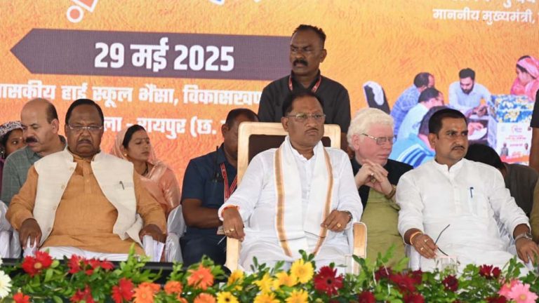 मुख्यमंत्री साय भैंसा में आयोजित सुशासन तिहार में ग्रामीणों से हुए रूबरू