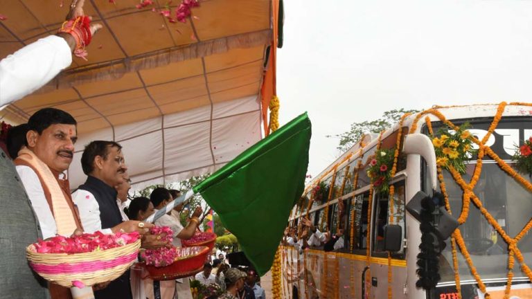 भोपाल में अहिल्या वाहिनी बाइक रैली को मुख्यमंत्री ने दिखाई हरी झंडी, 90 युवतियां हुई शामिल