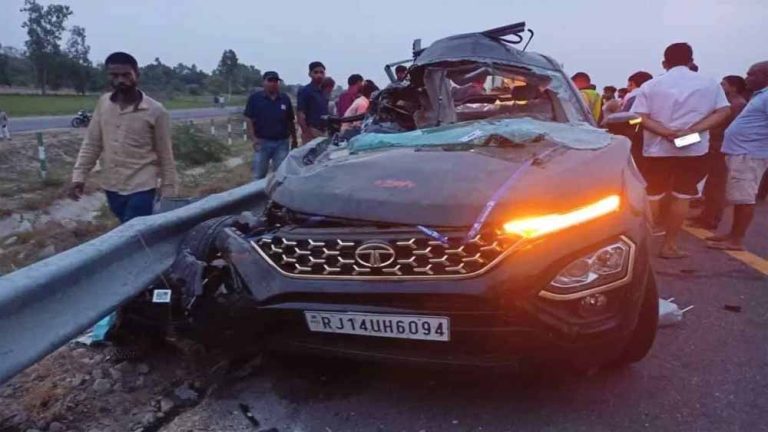लखनऊ-आगरा एक्सप्रेसवे पर दर्दनाक हादसा, कंटेनर में भिड़ी कार, तीन की मौत, एक घायल