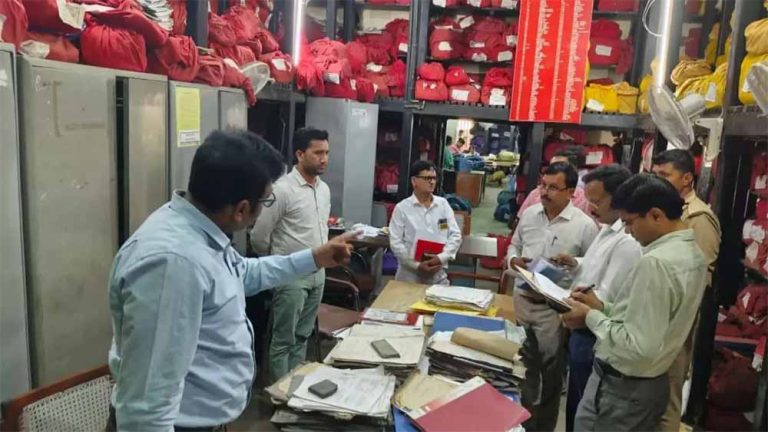 डीएम अरविंद मल्लप्पा बंगारी ने कलेक्ट्रेट स्थित रिकार्ड रूम का औचक निरीक्षण का किया, पकड़ा गया प्राइवेट कर्मचारी