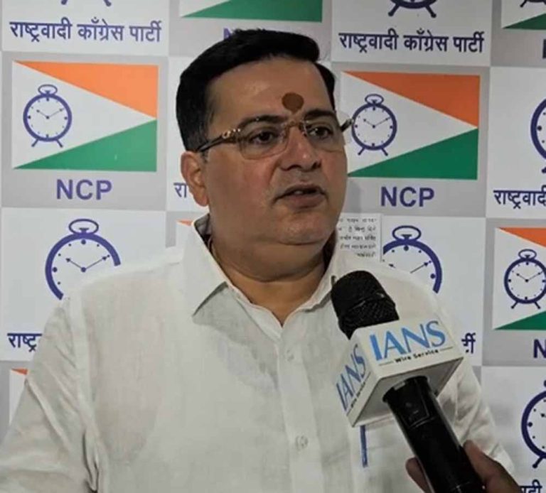 पूर्व सांसद आनंद परांपजे ने संजय राउत पर राजनीति करने का आरोप लगाया और इसे दुर्भाग्यपूर्ण बताया