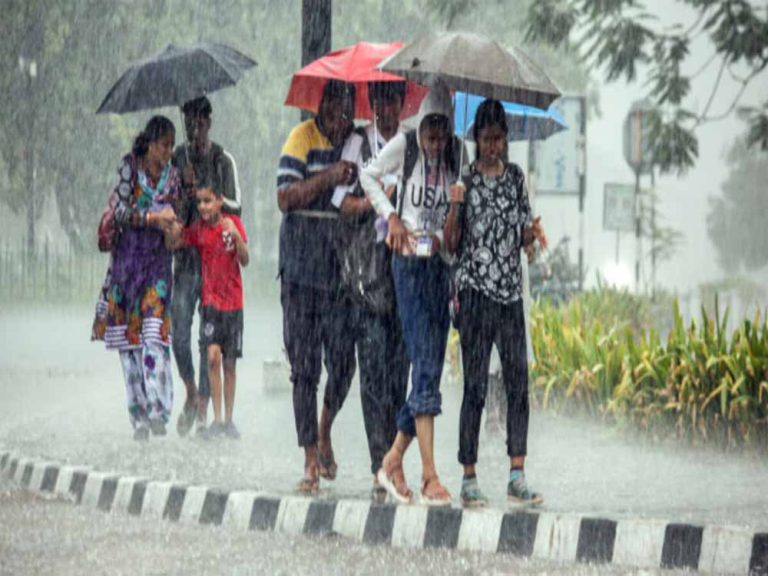 कई राज्यों में झूमकर आया मॉनसून, झमाझम बारिश का अलर्ट, गर्मी की मार झेल रहे लोगों को काफी राहत मिली