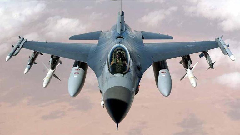 पाकिस्तान में खलबली, भारत की सैन्य कार्रवाई से अपने  F-16 लड़ाकू विमानों की जगह बदली