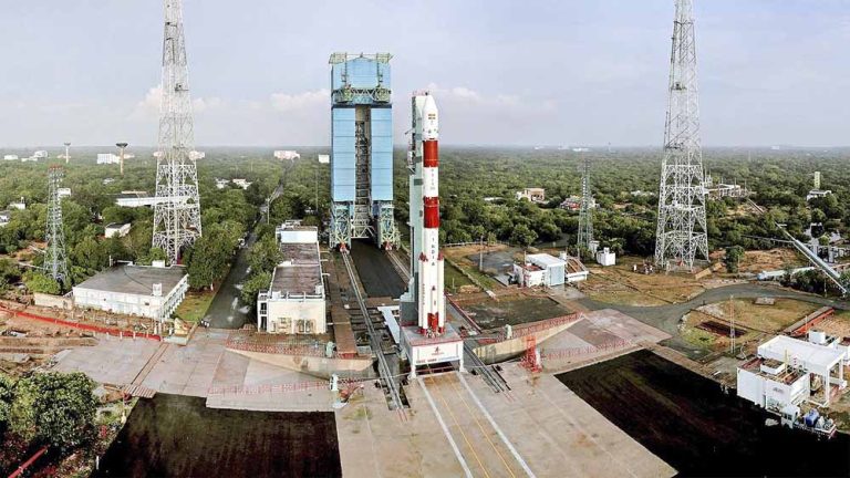 इसरो का ‘जासूसी सैटेलाइट’ लॉन्च के लिए तैयार, बादलों के पार देखने की क्षमता, रात में भी रखवाली