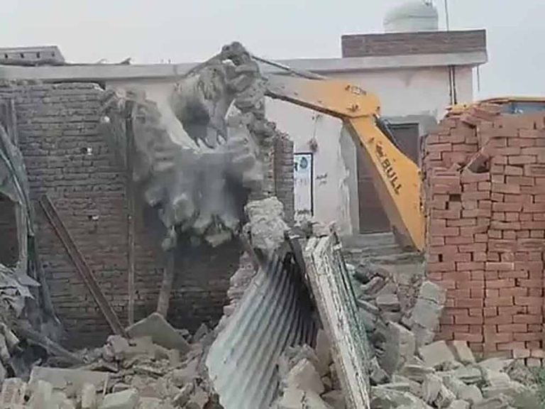 भाजपा नेता गुलफाम सिंह हत्याकांड में संभल प्रशासन की कार्रवाई, आरोपियों के अवैध कब्जे पर चला बुलडोजर