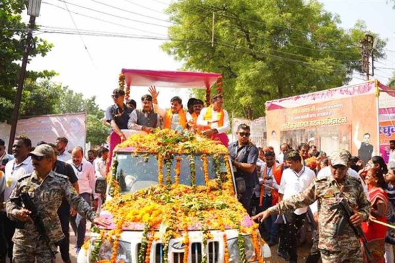 मुख्यमंत्री डॉ. यादव ने भारत माता की जय और वंदे मातरम के उद्घोष के साथ आम जनता पर की फूलों की वर्षा