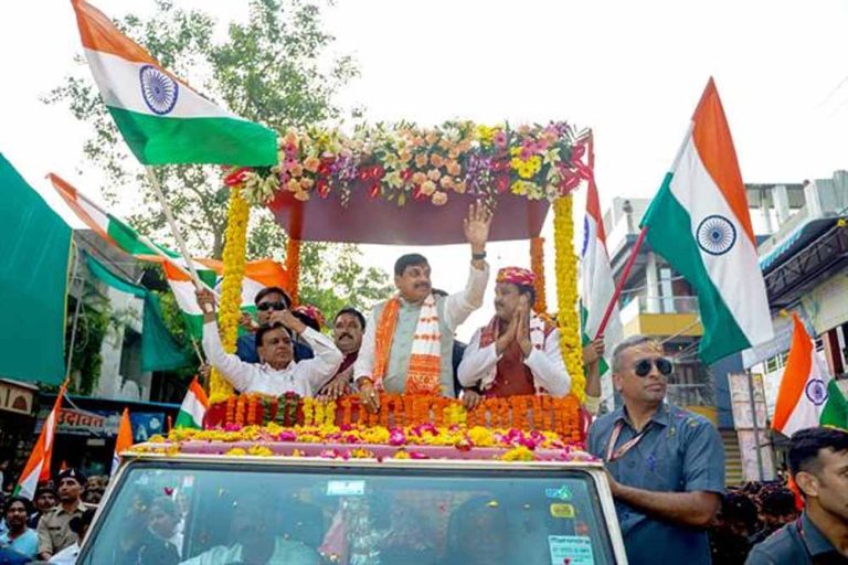 मुख्यमंत्री डॉ. यादव हाटपिपल्या में भव्य तिरंगा यात्रा में हुए शामिल