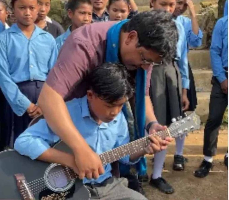 मुख्यमंत्री कॉनराड संगमा ने बच्चों को सिखाया गिटार बजाना, मानवीय रूप लोगों को बेहद पसंद आया
