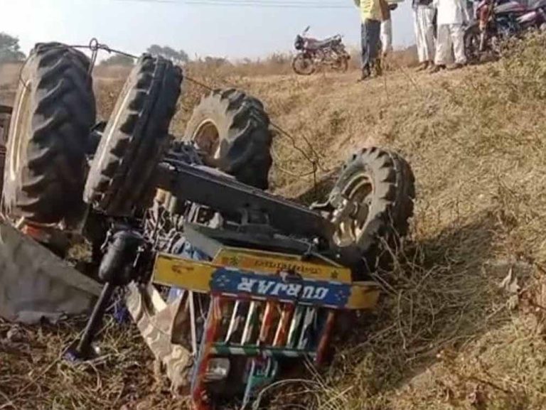 सामूहिक विवाह की खुशी मातम में बदली, ट्रैक्टर-ट्रॉली पलटी, दो युवतियों समेत 5 की दर्दनाक मौत