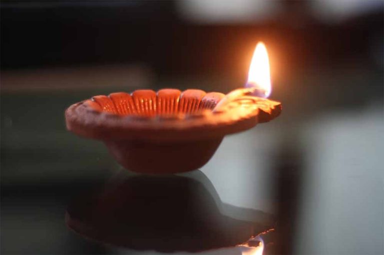 वास्तु शास्त्र के अनुसार सावन में इन 5 स्थानों पर जलाएं दीपक