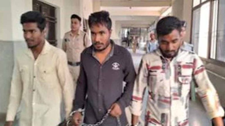 चोरी-छिपे रह रहे बांग्लादेशी परिवार को पुलिस ने किया गिरफ्तार