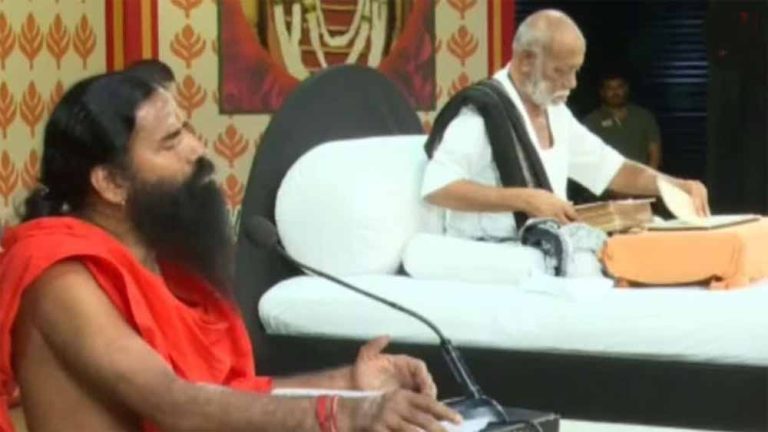 मोरारी बापू से मिले बाबा रामदेव और बोले- बापू महापुरुष, उनकी आलोचना उचित नहीं