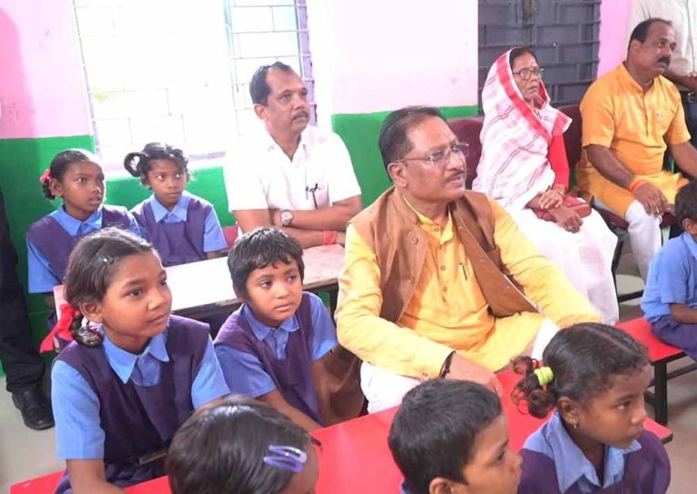 मुख्यमंत्री साय ने बच्चों के बीच बैठकर याद किया अपना बचपन