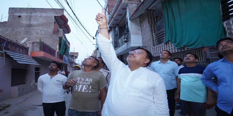 ऊर्जा मंत्री ने विद्युत वितरण केन्द्र पहुंचकर निरीक्षण किया, उपभोक्ताओं से सीधे फोन पर बात कर निराकरण किया