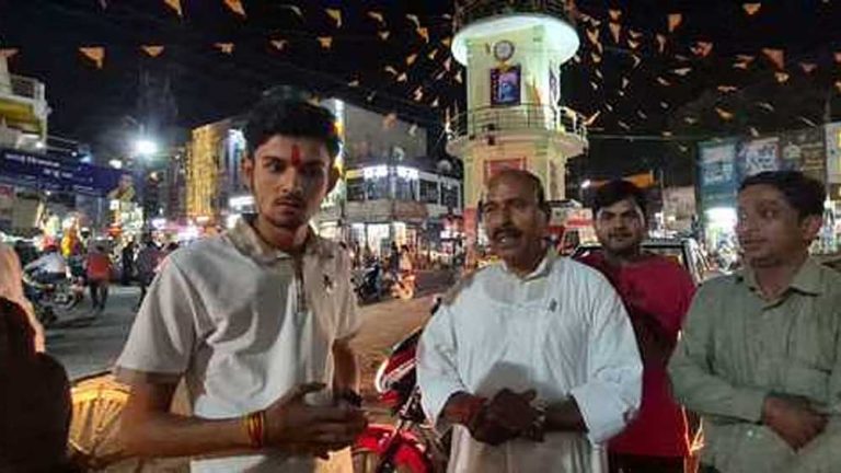 केंद्रीय मंत्री वीरेंद्र खटीक दमोह की सड़कों पर घूमे, शहर के कई चौराहों से घूमते हुए सर्किट हाउस पहुंचे