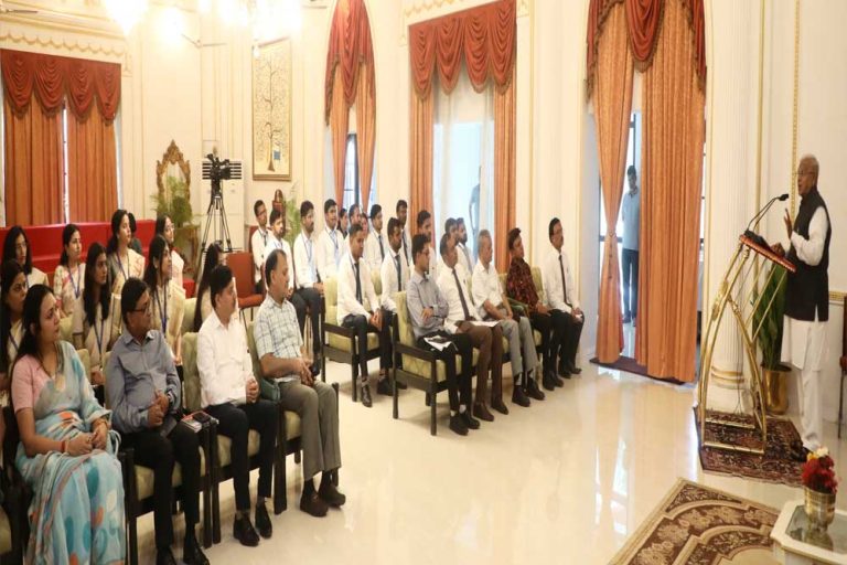 राज्यपाल से पंचायत एवं ग्रामीण विकास विभाग के नवनियुक्त जनपद सी.ई.ओ. और बी.डी.ओ. ने की सौजन्य भेंट