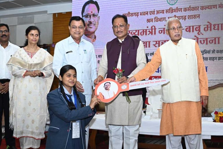 मुख्यमंत्री के हाथों 31 मेधावी श्रमिक बच्चों को मिली 2-2 लाख की प्रोत्साहन राशि