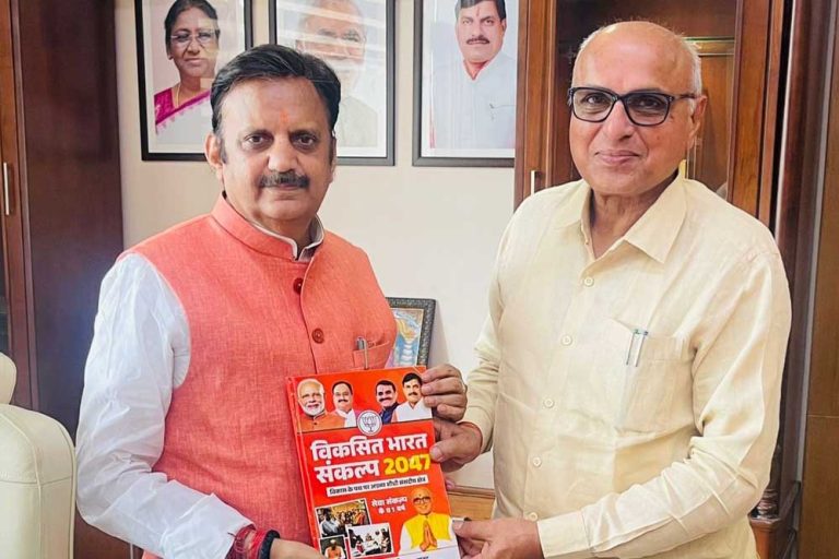 उप मुख्यमंत्री शुक्ल को सांसद डॉ. मिश्रा ने “विकसित भारत संकल्प-2047” पुस्तक भेंट की