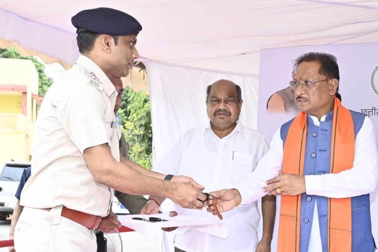 मुख्यमंत्री ने परिवहन सुरक्षा बेड़े में शामिल 48 वाहनों को झंडी दिखाकर किया रवाना